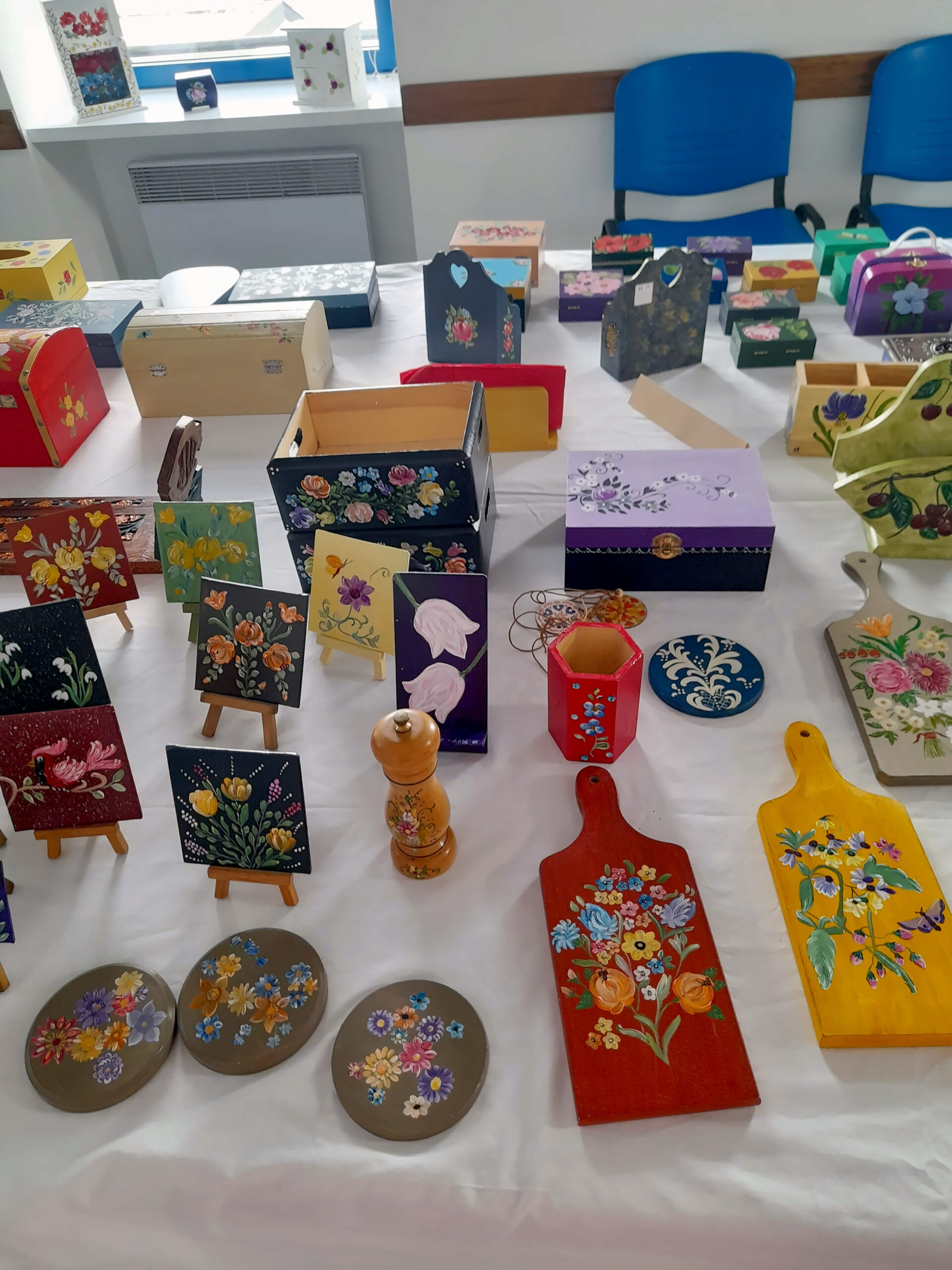 Exposition Peinture Paysanne sur Bois - objets peints