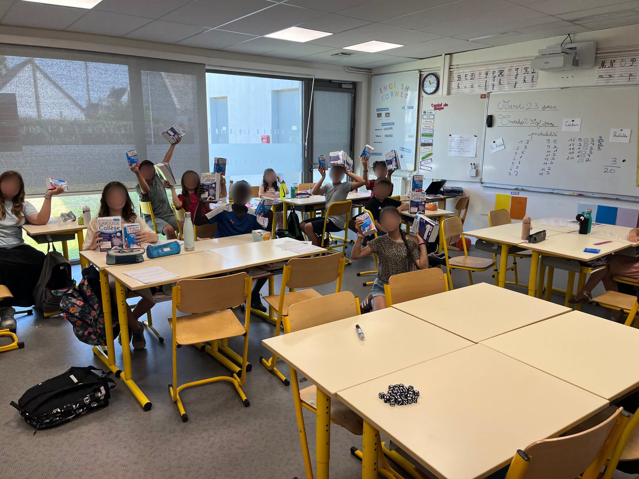 Élèves de CM2 avec leurs dictionnaires